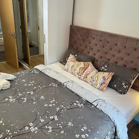 Luxury Urban Tranquility At B1